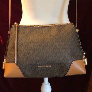 👜EUC Michael Michael Kors Crosby MD Messenger